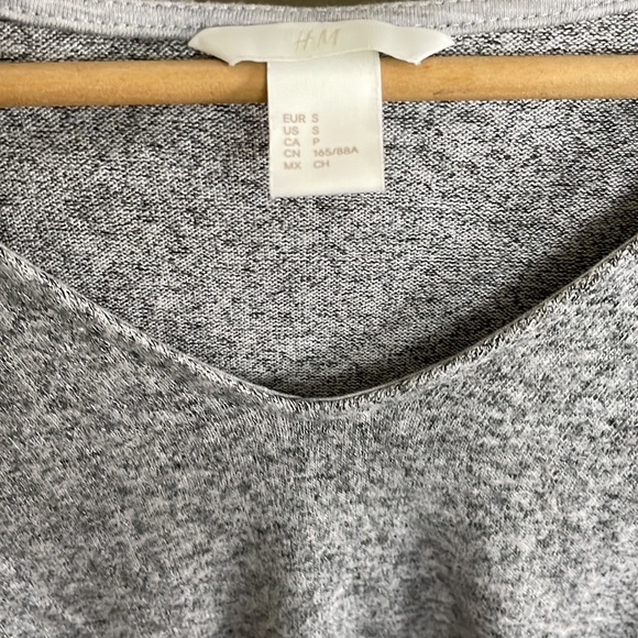 H&M grey soft knit oversized, V neck top.Size S but can fit XL - Picture 3 of 7